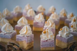 Jak wybrać kremy i masy do ciast, aby podnieść jakość deserów w profesjonalnej gastronomii