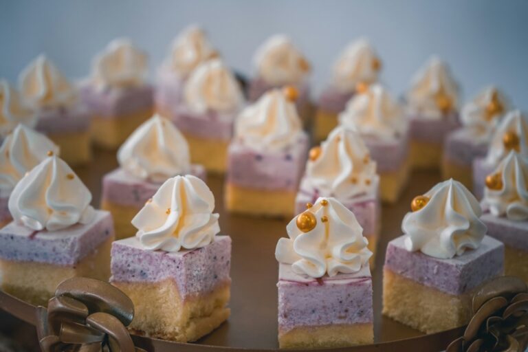 Jak wybrać kremy i masy do ciast, aby podnieść jakość deserów w profesjonalnej gastronomii