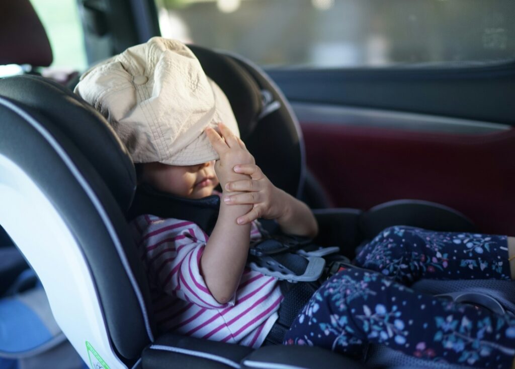 Foteliki obrotowe czy klasyczne modele