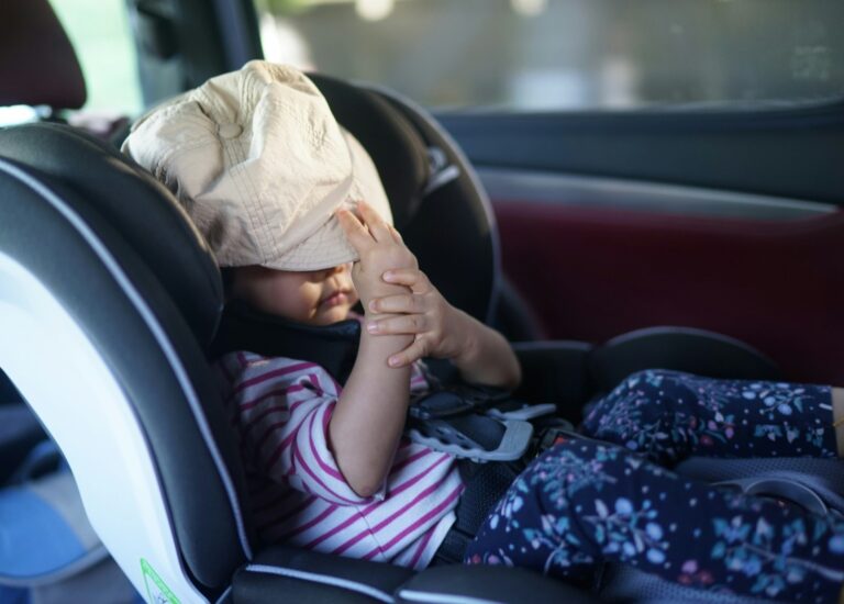 Foteliki obrotowe czy klasyczne modele