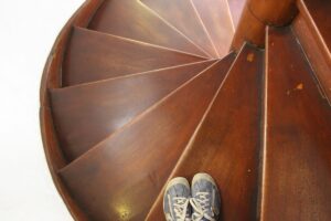 Schody zbiegowe – jak połączyć funkcjonalność, bezpieczeństwo i estetykę w sercu domu