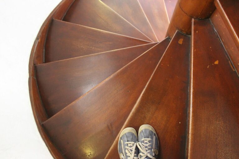 Schody zbiegowe – jak połączyć funkcjonalność, bezpieczeństwo i estetykę w sercu domu