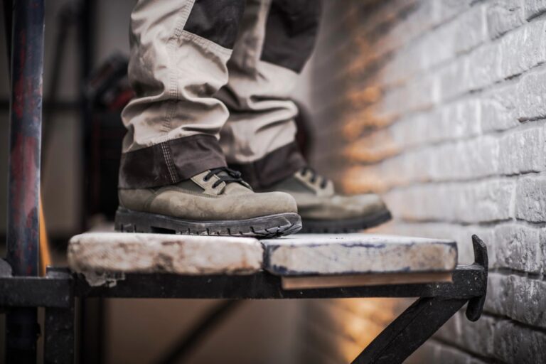 Buty ESD i obuwie BHP – fundament bezpieczeństwa oraz komfortu w nowoczesnym środowisku pracy