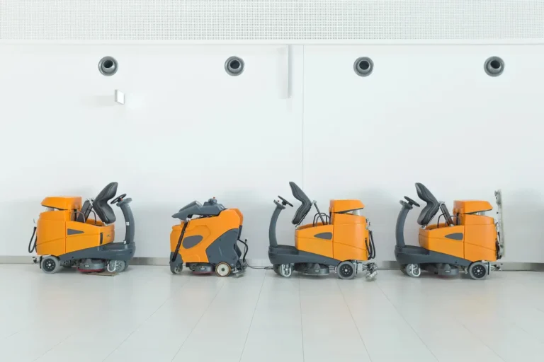 Jakie maszyny czyszczące sprawdzą się w magazynie?