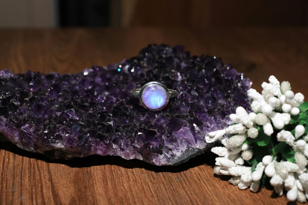 Jak kamienie naturalne do biżuterii pomagają tworzyć wyjątkowe i ponadczasowe projekty