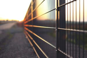 Słupek do siatki — jak wybrać solidne ogrodzenie