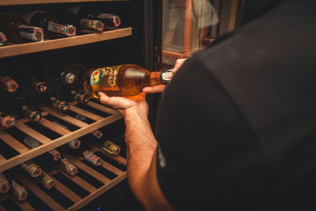 Jak wybrać lodówkę na alkohol dopasowaną do kolekcji i wnętrza